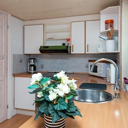 2 Person In Appartement